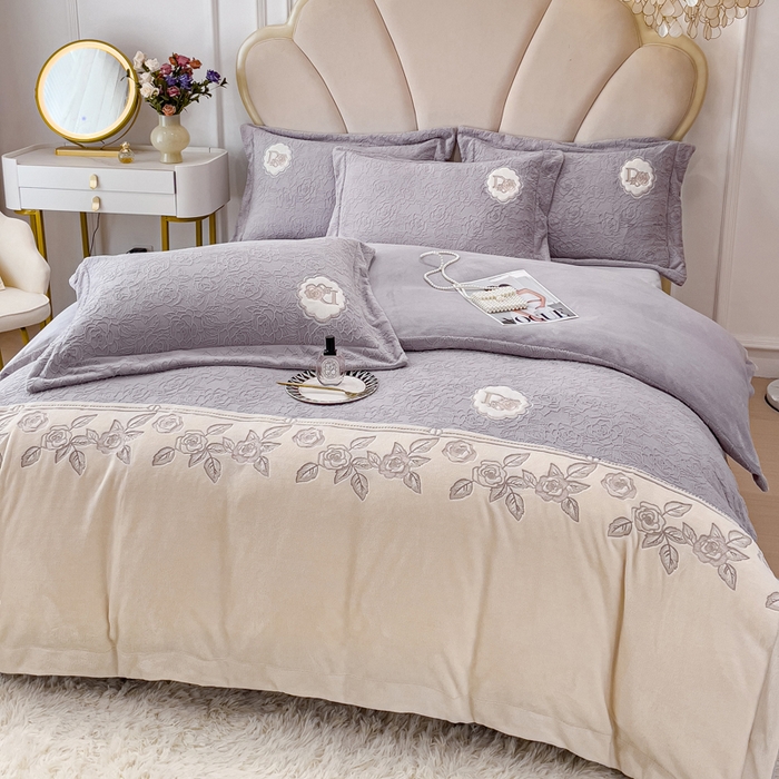 91家纺网 家纺一手货源 找家纺 梵克保罗 2025秋冬新款牛奶绒雕花双拼拼接刺绣款四件套-维多利亚（含买家秀） 维多利亚-香芋紫