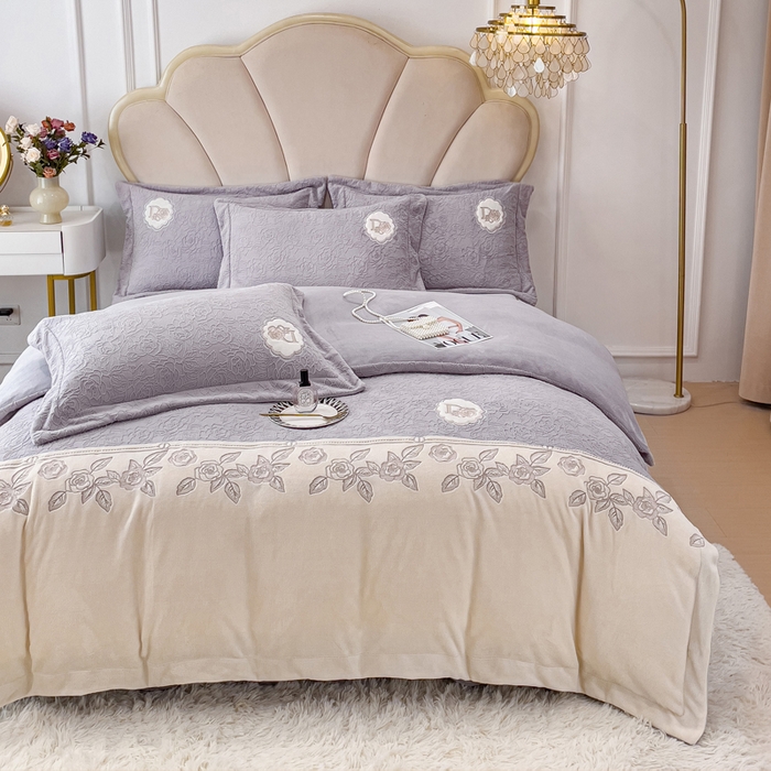 91家纺网 家纺一手货源 找家纺 梵克保罗 2025秋冬新款牛奶绒雕花双拼拼接刺绣款四件套-维多利亚（含买家秀） 维多利亚-香芋紫