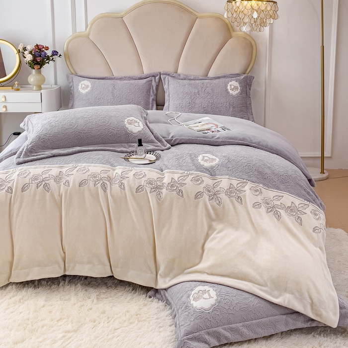 91家纺网 家纺一手货源 找家纺 梵克保罗 2025秋冬新款牛奶绒雕花双拼拼接刺绣款四件套-维多利亚（含买家秀） 维多利亚-香芋紫