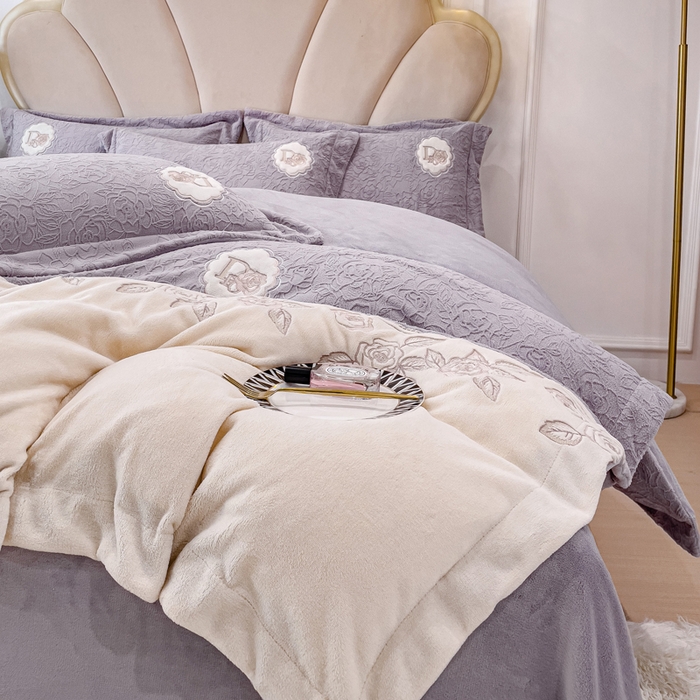 91家纺网 家纺一手货源 找家纺 梵克保罗 2025秋冬新款牛奶绒雕花双拼拼接刺绣款四件套-维多利亚（含买家秀） 维多利亚-香芋紫