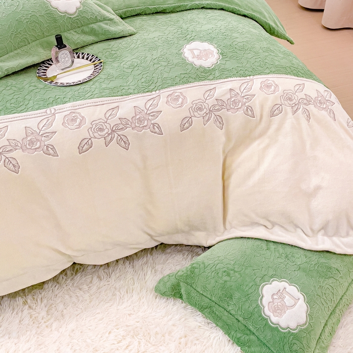 91家纺网 家纺一手货源 找家纺 梵克保罗 2025秋冬新款牛奶绒雕花双拼拼接刺绣款四件套-维多利亚（含买家秀） 维多利亚-山茶绿