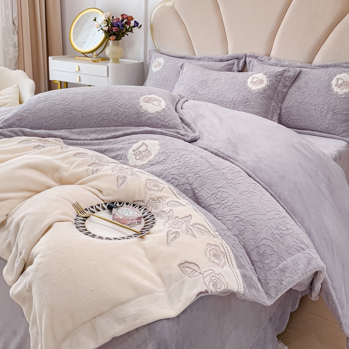 91家纺网 家纺一手货源 找家纺 梵克保罗 2025秋冬新款牛奶绒雕花双拼拼接刺绣款四件套-维多利亚（含买家秀） 维多利亚-香芋紫