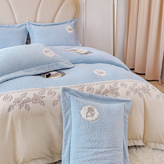 91家纺网 家纺一手货源 找家纺 梵克保罗 2025秋冬新款牛奶绒雕花双拼拼接刺绣款四件套-维多利亚（含买家秀） 维多利亚-迷雾蓝