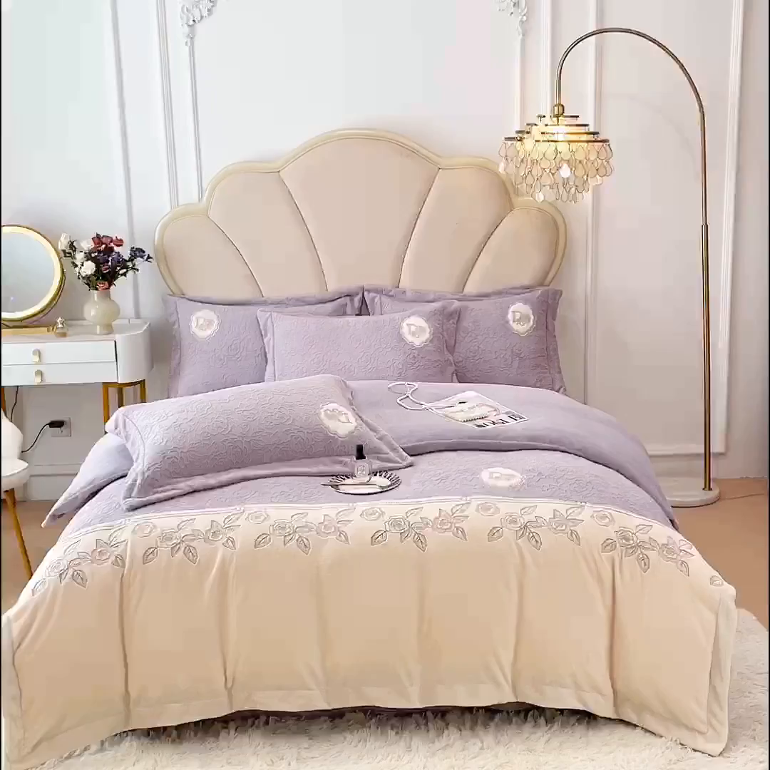 91家纺网 家纺一手货源 找家纺 梵克保罗 2025秋冬新款牛奶绒雕花双拼拼接刺绣款四件套-维多利亚（含买家秀） 维多利亚-香芋紫