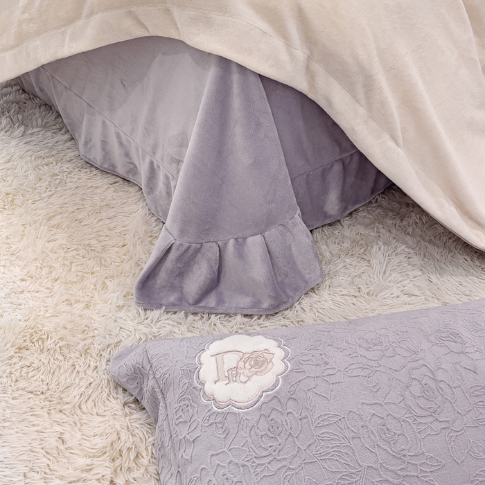 91家纺网 家纺一手货源 找家纺 梵克保罗 2025秋冬新款牛奶绒雕花双拼拼接刺绣款四件套-维多利亚（含买家秀） 维多利亚-香芋紫