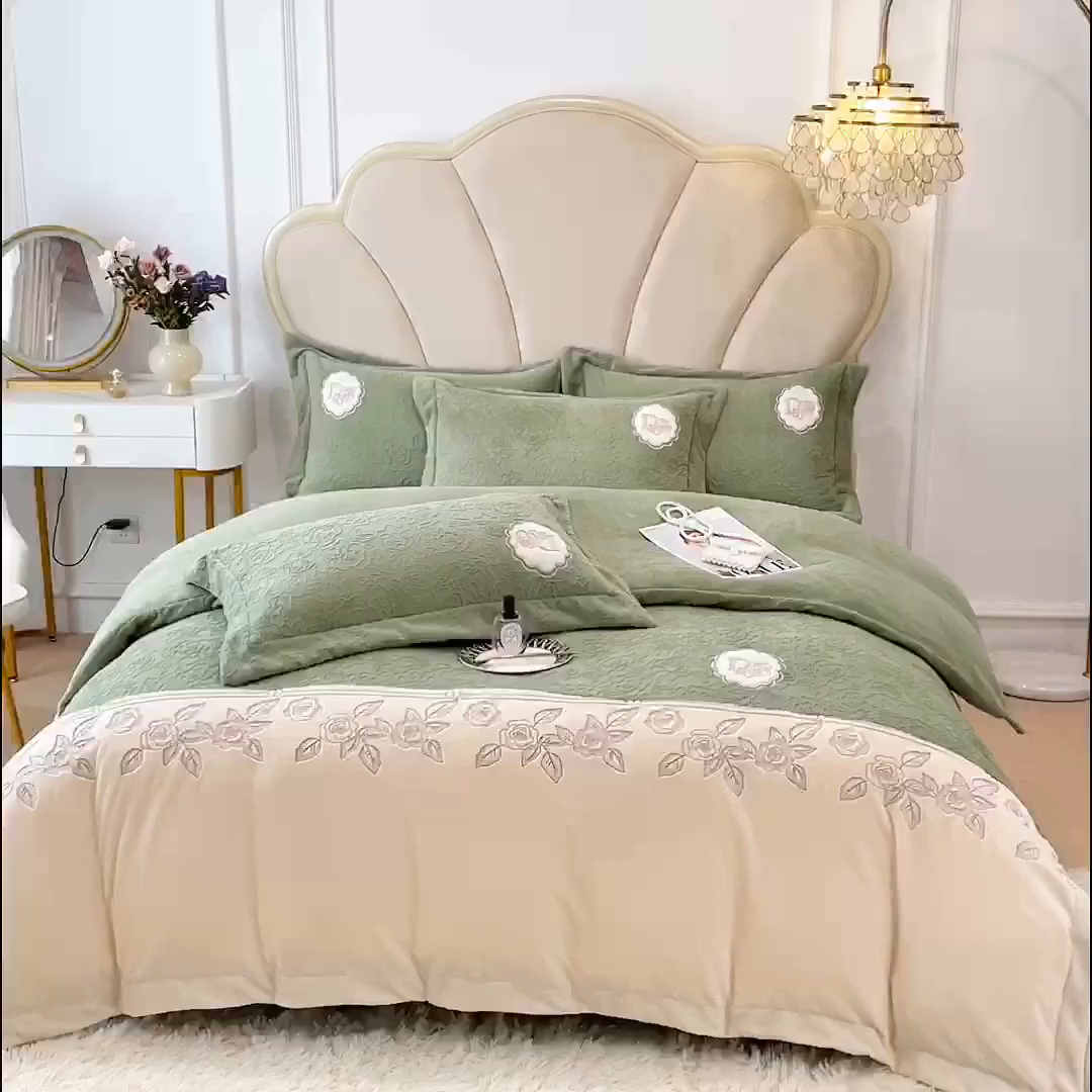 91家纺网 家纺一手货源 找家纺 梵克保罗 2025秋冬新款牛奶绒雕花双拼拼接刺绣款四件套-维多利亚（含买家秀） 维多利亚-山茶绿