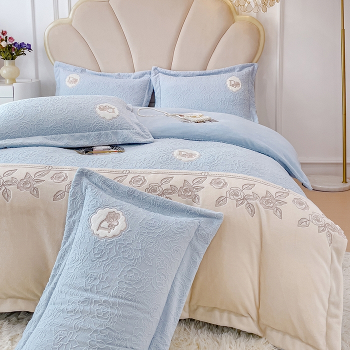 91家纺网 家纺一手货源 找家纺 梵克保罗 2025秋冬新款牛奶绒雕花双拼拼接刺绣款四件套-维多利亚（含买家秀） 维多利亚-迷雾蓝