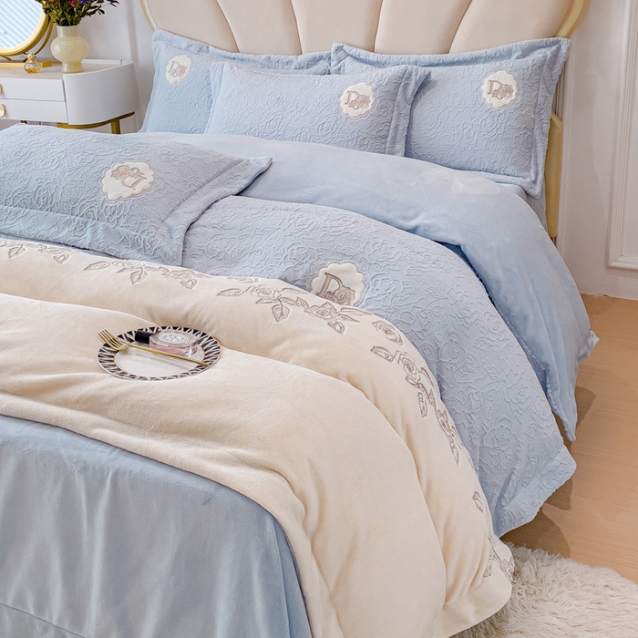 91家纺网 家纺一手货源 找家纺 梵克保罗 2025秋冬新款牛奶绒雕花双拼拼接刺绣款四件套-维多利亚（含买家秀） 维多利亚-迷雾蓝