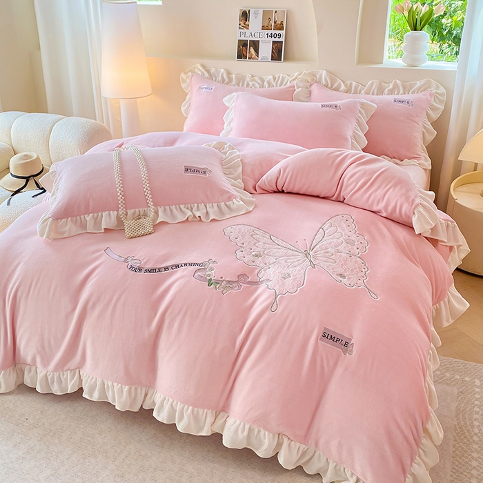 91家纺网 家纺一手货源 找家纺 （总）梵克保罗 2025新款高克重全消光牛奶绒蕾丝刺绣韩版花边四件套-蝶恋花（带无纺布包装）