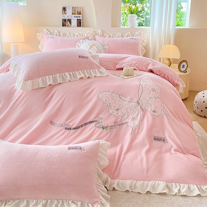 91家纺网 家纺一手货源 找家纺 梵克保罗 2025新款高克重全消光牛奶绒蕾丝刺绣韩版花边四件套-蝶恋花（带无纺布包装） 淡雅粉