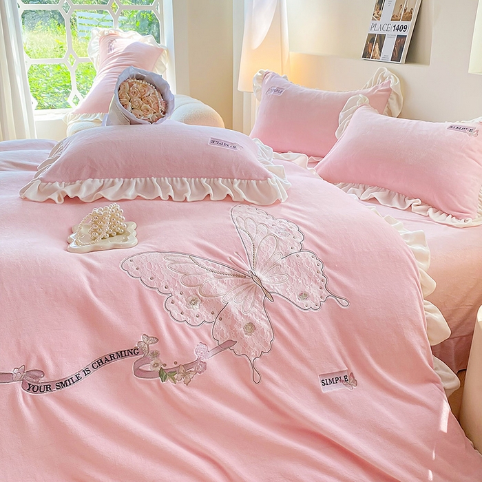 91家纺网 家纺一手货源 找家纺 （总）梵克保罗 2025新款高克重全消光牛奶绒蕾丝刺绣韩版花边四件套-蝶恋花（带无纺布包装）