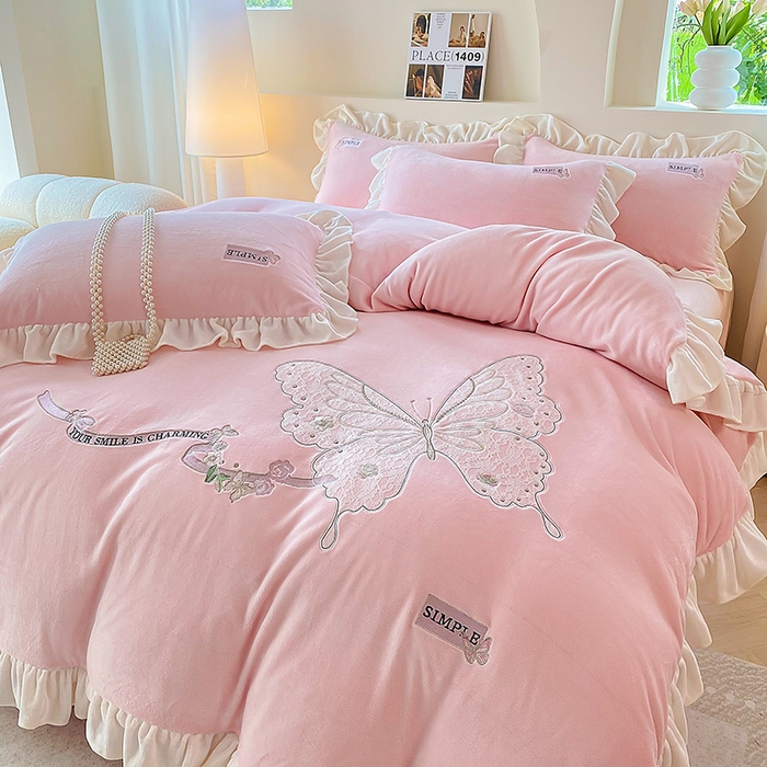 91家纺网 家纺一手货源 找家纺 梵克保罗 2025新款高克重全消光牛奶绒蕾丝刺绣韩版花边四件套-蝶恋花（带无纺布包装） 淡雅粉