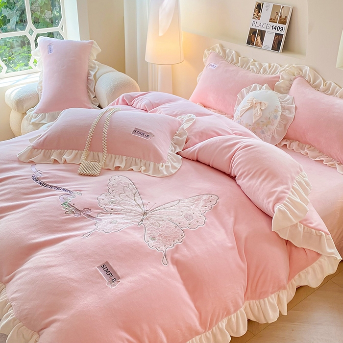 91家纺网 家纺一手货源 找家纺 （总）梵克保罗 2025新款高克重全消光牛奶绒蕾丝刺绣韩版花边四件套-蝶恋花（带无纺布包装）