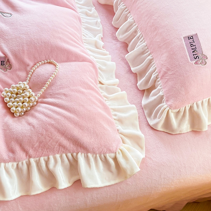 91家纺网 家纺一手货源 找家纺 梵克保罗 2025新款高克重全消光牛奶绒蕾丝刺绣韩版花边四件套-蝶恋花（带无纺布包装） 淡雅粉