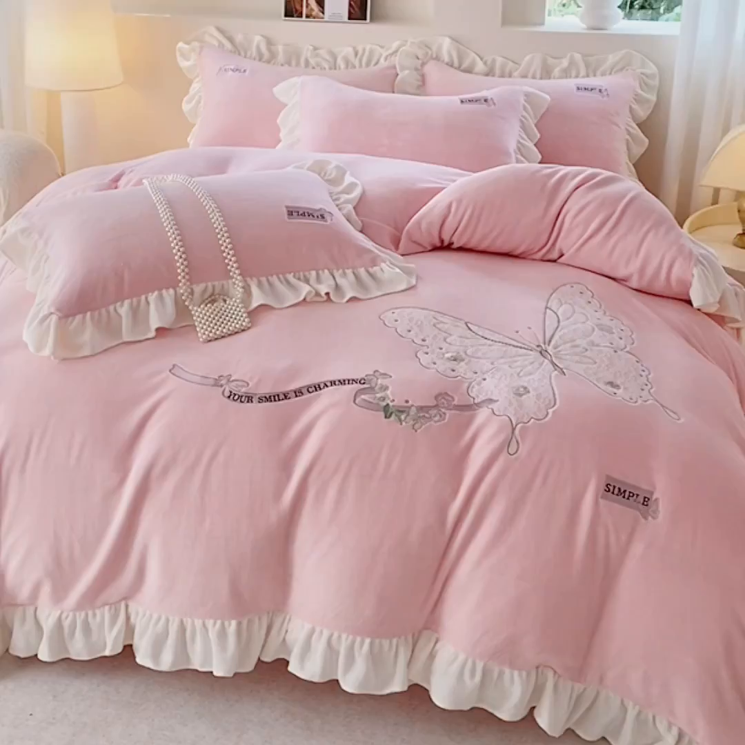 91家纺网 家纺一手货源 找家纺 （总）梵克保罗 2025新款高克重全消光牛奶绒蕾丝刺绣韩版花边四件套-蝶恋花（带无纺布包装）