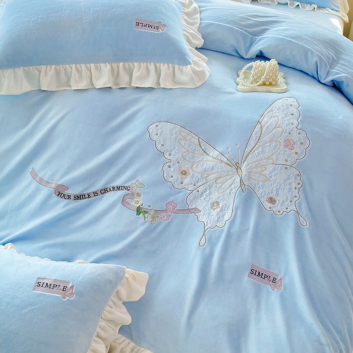 91家纺网 家纺一手货源 找家纺 梵克保罗 2025新款高克重全消光牛奶绒蕾丝刺绣韩版花边四件套-蝶恋花（带无纺布包装） 天空蓝