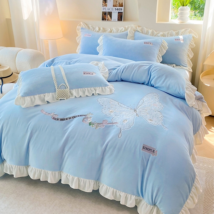 91家纺网 家纺一手货源 找家纺 梵克保罗 2025新款高克重全消光牛奶绒蕾丝刺绣韩版花边四件套-蝶恋花（带无纺布包装） 天空蓝