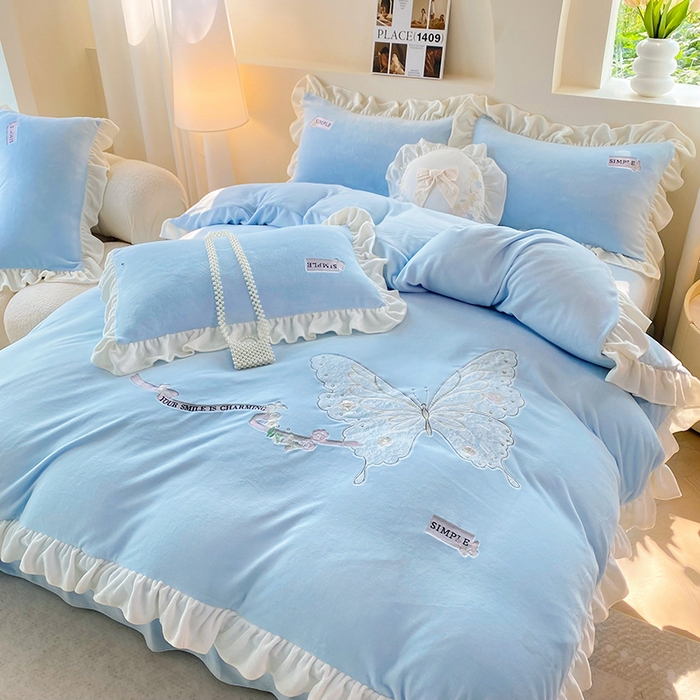 91家纺网 家纺一手货源 找家纺 梵克保罗 2025新款高克重全消光牛奶绒蕾丝刺绣韩版花边四件套-蝶恋花（带无纺布包装） 天空蓝