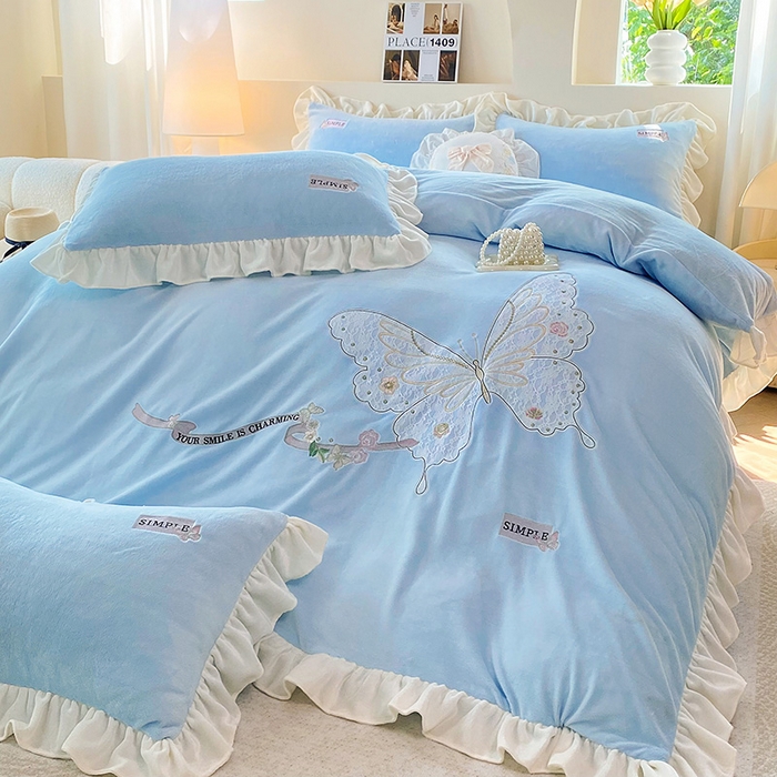 91家纺网 家纺一手货源 找家纺 梵克保罗 2025新款高克重全消光牛奶绒蕾丝刺绣韩版花边四件套-蝶恋花（带无纺布包装） 天空蓝