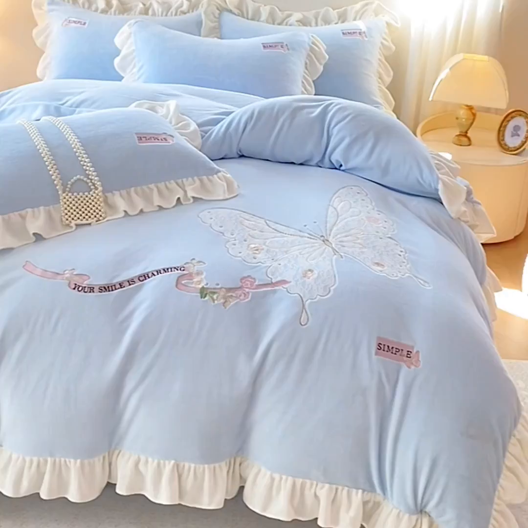 91家纺网 家纺一手货源 找家纺 梵克保罗 2025新款高克重全消光牛奶绒蕾丝刺绣韩版花边四件套-蝶恋花（带无纺布包装） 天空蓝