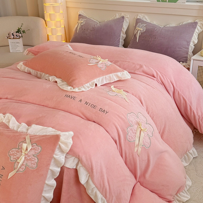 91家纺网 家纺一手货源 找家纺 （总）梵克保罗 2025新款秋冬韩版花边蕾丝刺绣加厚牛奶绒四件套-花屿集（含无纺布手提袋）