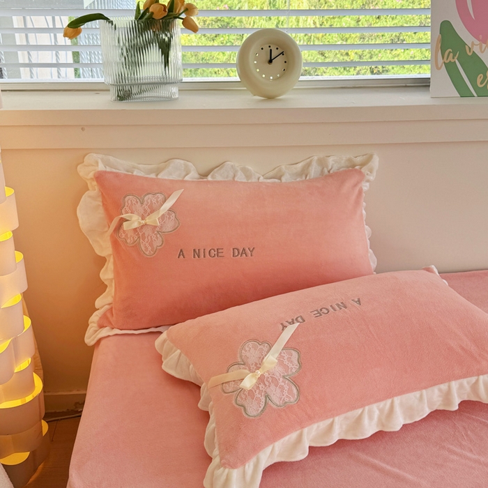 91家纺网 家纺一手货源 找家纺 梵克保罗 2025新款秋冬韩版花边蕾丝刺绣加厚牛奶绒四件套-花屿集（含无纺布手提袋） 花屿集-粉