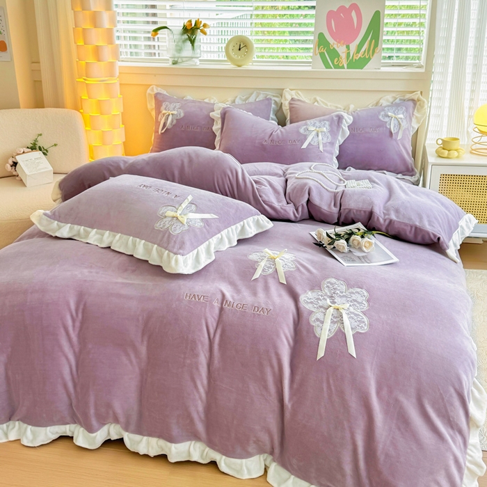 91家纺网 家纺一手货源 找家纺 梵克保罗 2025新款秋冬韩版花边蕾丝刺绣加厚牛奶绒四件套-花屿集（含无纺布手提袋） 花屿集-紫