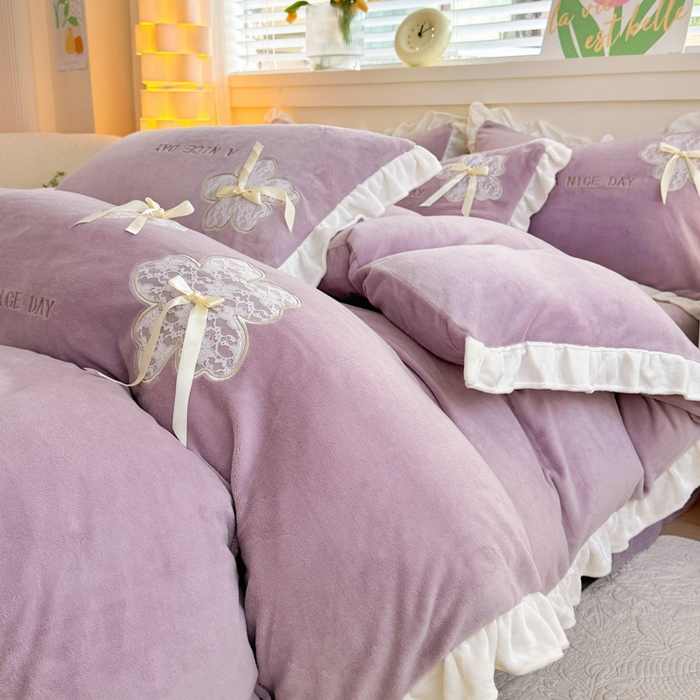 91家纺网 家纺一手货源 找家纺 梵克保罗 2025新款秋冬韩版花边蕾丝刺绣加厚牛奶绒四件套-花屿集（含无纺布手提袋） 花屿集-紫