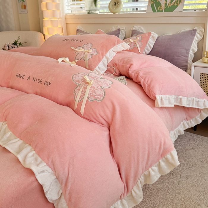 91家纺网 家纺一手货源 找家纺 （总）梵克保罗 2025新款秋冬韩版花边蕾丝刺绣加厚牛奶绒四件套-花屿集（含无纺布手提袋）