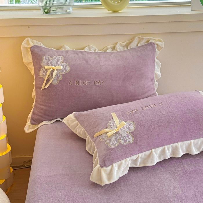 91家纺网 家纺一手货源 找家纺 梵克保罗 2025新款秋冬韩版花边蕾丝刺绣加厚牛奶绒四件套-花屿集（含无纺布手提袋） 花屿集-紫