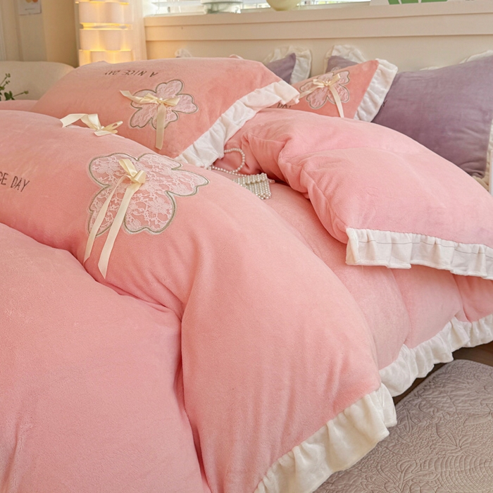 91家纺网 家纺一手货源 找家纺 梵克保罗 2025新款秋冬韩版花边蕾丝刺绣加厚牛奶绒四件套-花屿集（含无纺布手提袋） 花屿集-粉