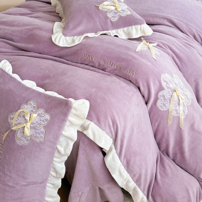 91家纺网 家纺一手货源 找家纺 梵克保罗 2025新款秋冬韩版花边蕾丝刺绣加厚牛奶绒四件套-花屿集（含无纺布手提袋） 花屿集-紫