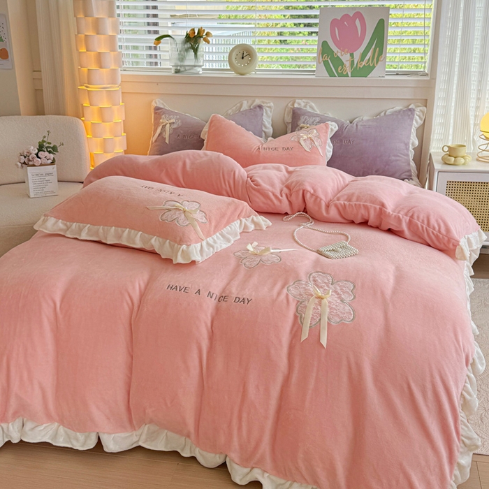 91家纺网 家纺一手货源 找家纺 梵克保罗 2025新款秋冬韩版花边蕾丝刺绣加厚牛奶绒四件套-花屿集（含无纺布手提袋） 花屿集-粉