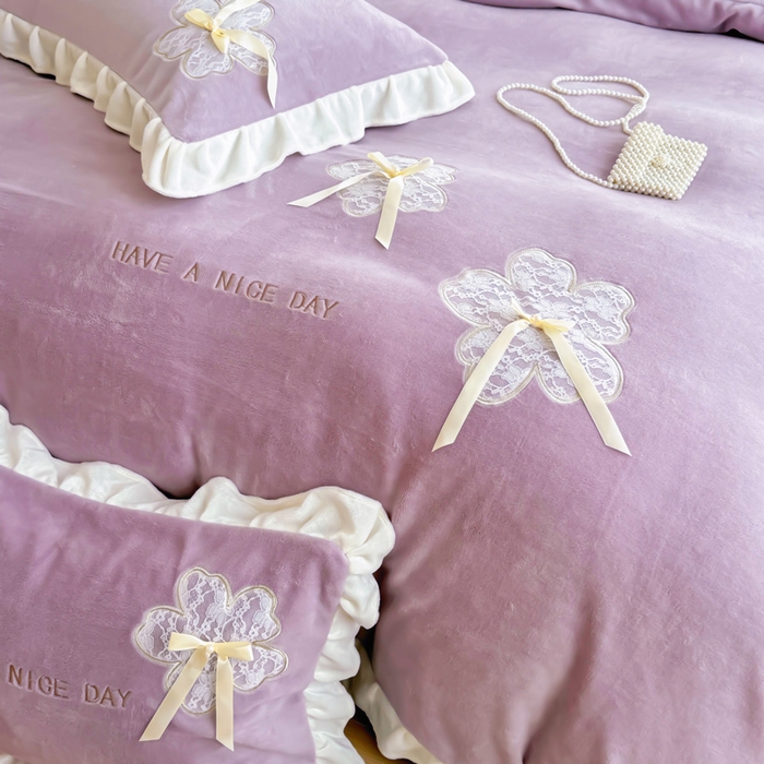 91家纺网 家纺一手货源 找家纺 梵克保罗 2025新款秋冬韩版花边蕾丝刺绣加厚牛奶绒四件套-花屿集（含无纺布手提袋） 花屿集-紫