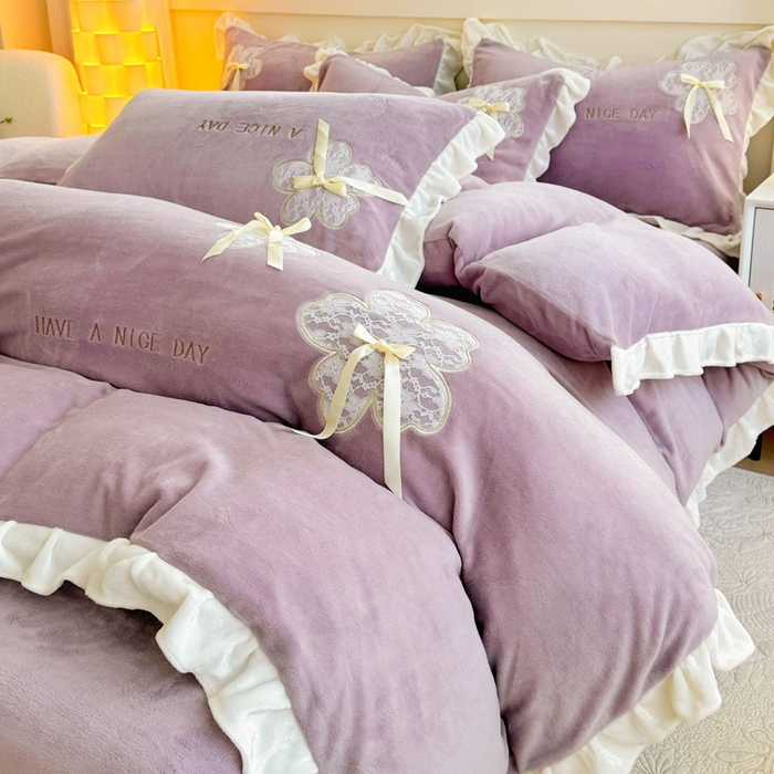 91家纺网 家纺一手货源 找家纺 梵克保罗 2025新款秋冬韩版花边蕾丝刺绣加厚牛奶绒四件套-花屿集（含无纺布手提袋） 花屿集-紫