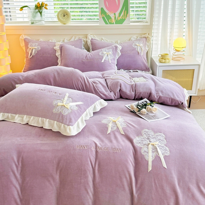 91家纺网 家纺一手货源 找家纺 梵克保罗 2025新款秋冬韩版花边蕾丝刺绣加厚牛奶绒四件套-花屿集（含无纺布手提袋） 花屿集-紫