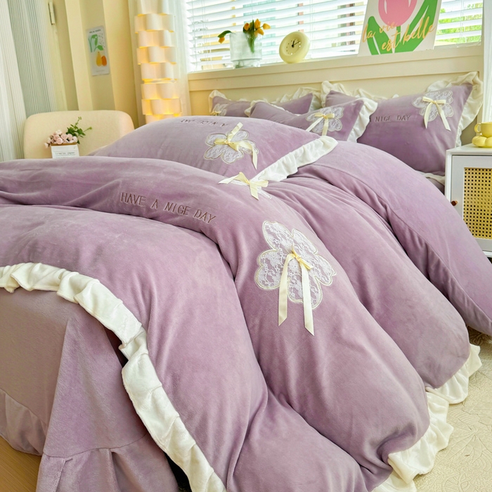 91家纺网 家纺一手货源 找家纺 梵克保罗 2025新款秋冬韩版花边蕾丝刺绣加厚牛奶绒四件套-花屿集（含无纺布手提袋） 花屿集-紫