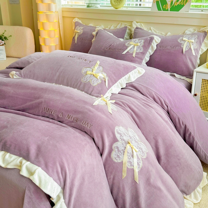 91家纺网 家纺一手货源 找家纺 梵克保罗 2025新款秋冬韩版花边蕾丝刺绣加厚牛奶绒四件套-花屿集（含无纺布手提袋） 花屿集-紫