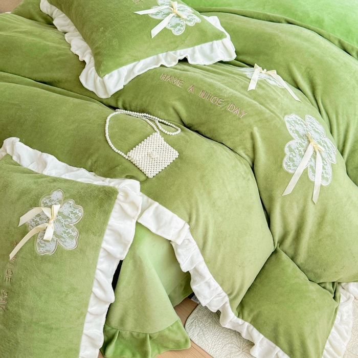 91家纺网 家纺一手货源 找家纺 梵克保罗 2025新款秋冬韩版花边蕾丝刺绣加厚牛奶绒四件套-花屿集（含无纺布手提袋） 花屿集-绿