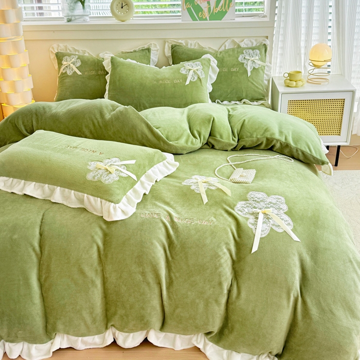 91家纺网 家纺一手货源 找家纺 梵克保罗 2025新款秋冬韩版花边蕾丝刺绣加厚牛奶绒四件套-花屿集（含无纺布手提袋） 花屿集-绿