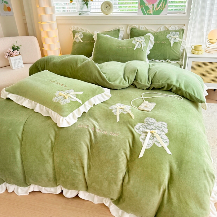 91家纺网 家纺一手货源 找家纺 梵克保罗 2025新款秋冬韩版花边蕾丝刺绣加厚牛奶绒四件套-花屿集（含无纺布手提袋） 花屿集-绿