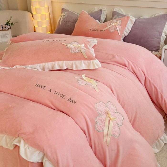 91家纺网 家纺一手货源 找家纺 梵克保罗 2025新款秋冬韩版花边蕾丝刺绣加厚牛奶绒四件套-花屿集（含无纺布手提袋） 花屿集-粉