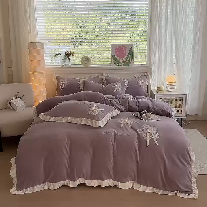 91家纺网 家纺一手货源 找家纺 梵克保罗 2025新款秋冬韩版花边蕾丝刺绣加厚牛奶绒四件套-花屿集（含无纺布手提袋） 花屿集-紫