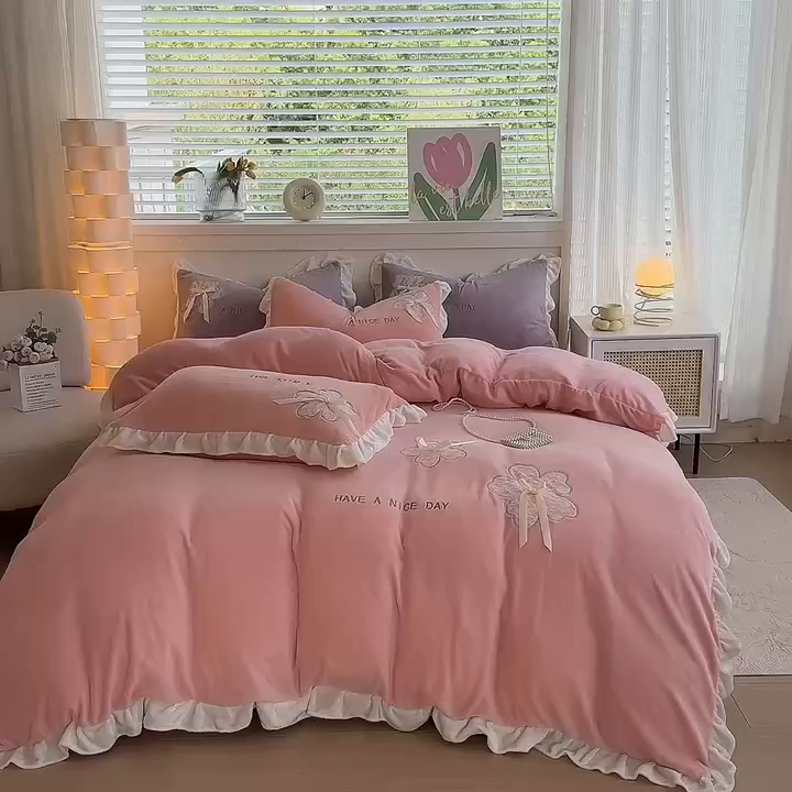 91家纺网 家纺一手货源 找家纺 梵克保罗 2025新款秋冬韩版花边蕾丝刺绣加厚牛奶绒四件套-花屿集（含无纺布手提袋） 花屿集-粉