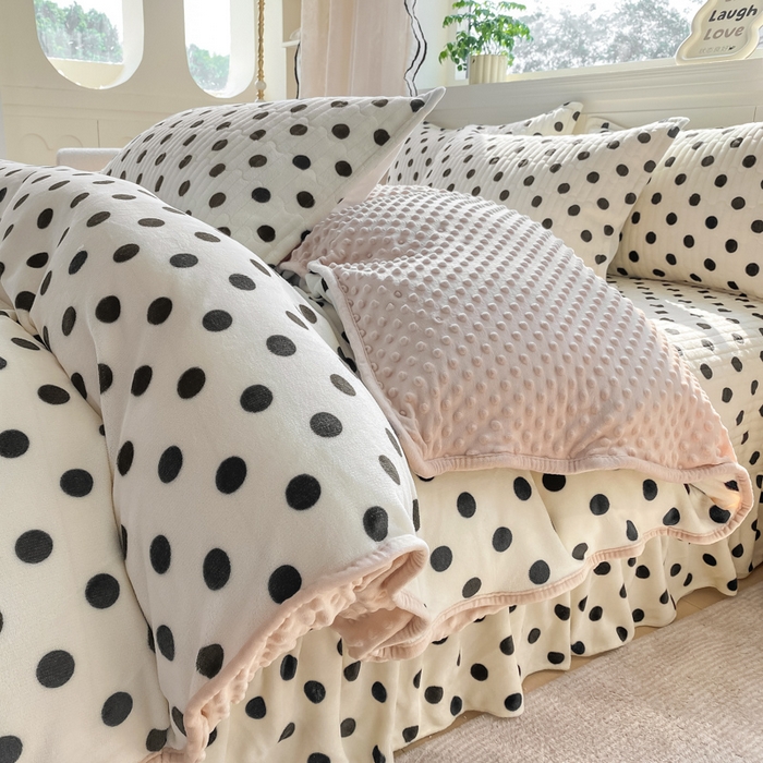 91家纺网 家纺一手货源 找家纺 梦可莱家居 2025秋冬新品豆豆绒床盖大花边四件套小波点米