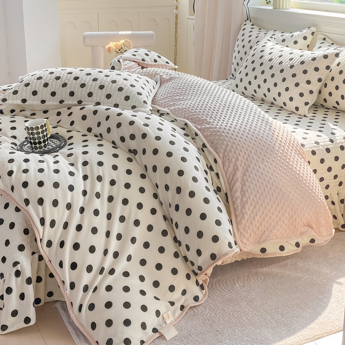 91家纺网 家纺一手货源 找家纺 梦可莱家居 2025秋冬新品豆豆绒床盖大花边四件套小波点米