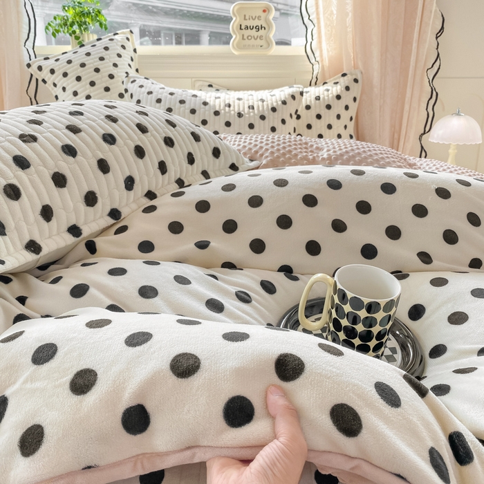 91家纺网 家纺一手货源 找家纺 梦可莱家居 2025秋冬新品豆豆绒床盖大花边四件套小波点米