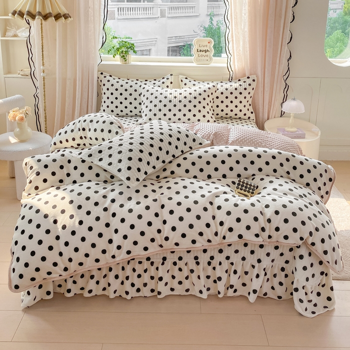 91家纺网 家纺一手货源 找家纺 梦可莱家居 2025秋冬新品豆豆绒床盖大花边四件套小波点米