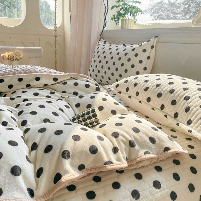 91家纺网 家纺一手货源 找家纺 梦可莱家居 2025秋冬新品豆豆绒床盖大花边四件套小波点米