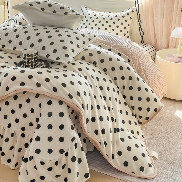 91家纺网 家纺一手货源 找家纺 梦可莱家居 2025秋冬新品豆豆绒床盖大花边四件套小波点米